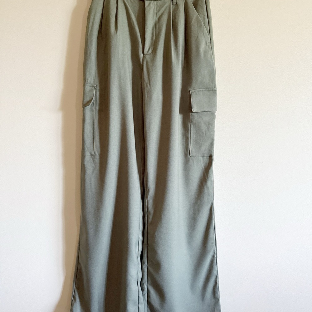 High waisted, wide leg cargo pants by Hollister. XS